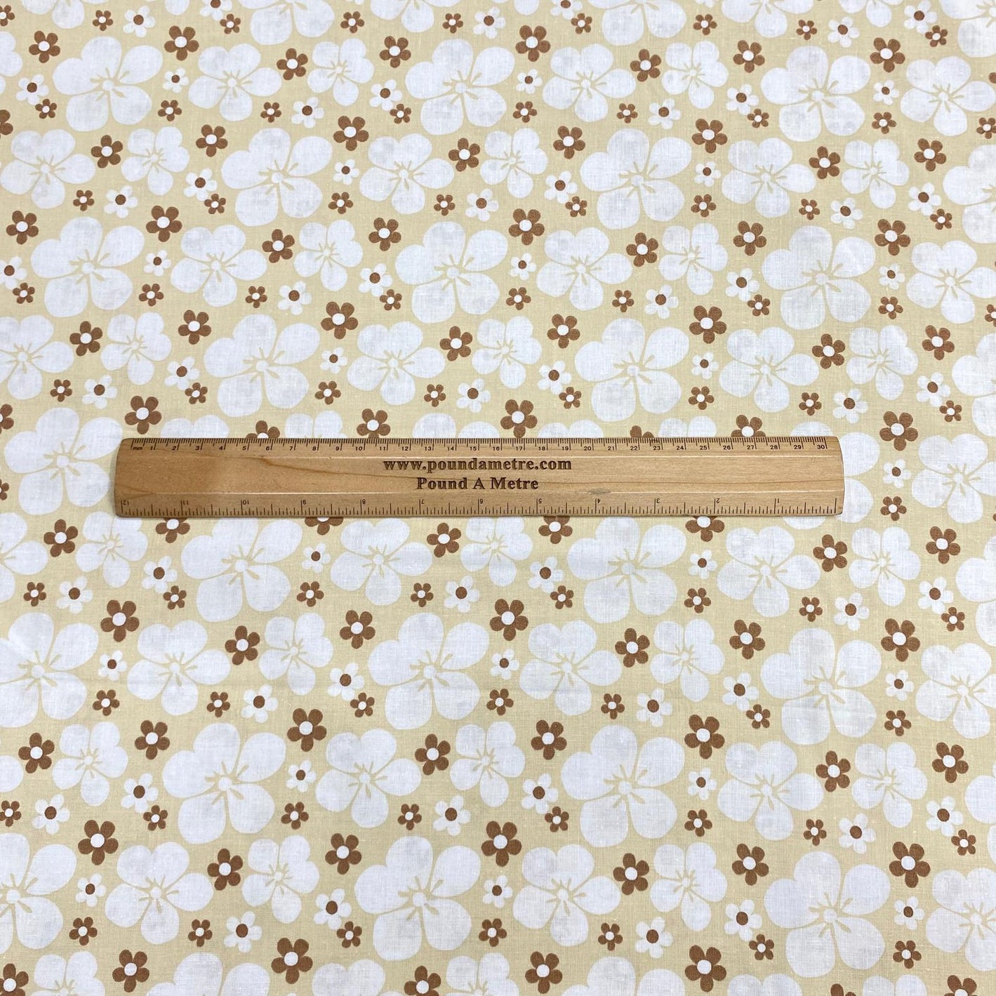 Pound A Metre Per Metre Per Metre Beautiful Digitally Printed 100% Cotton- 45" Wide (Beige Big Flower)