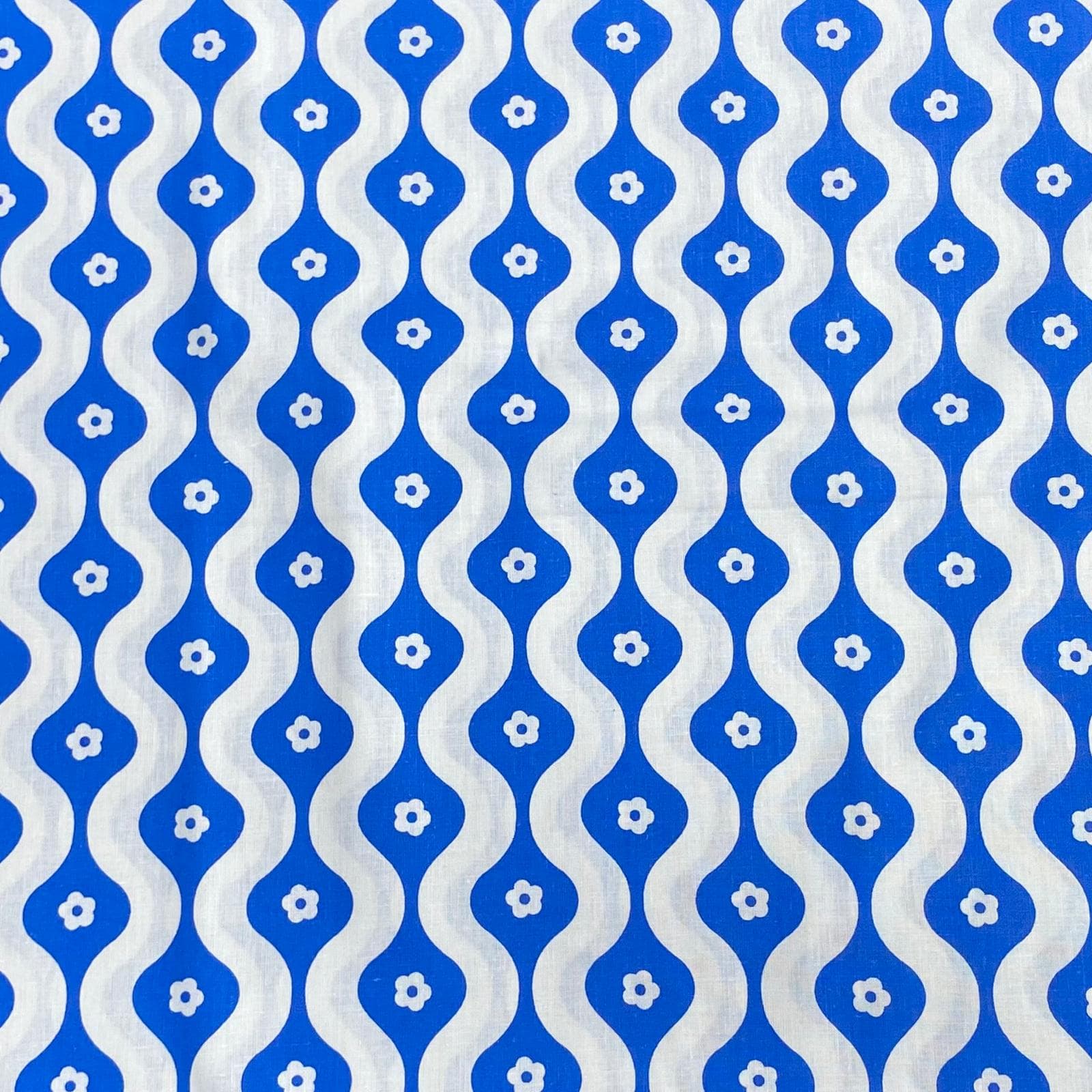 Pound A Metre Per Metre Per Metre Beautiful Digitally Printed 100% Cotton- 45" Wide (Blue & White Flower)